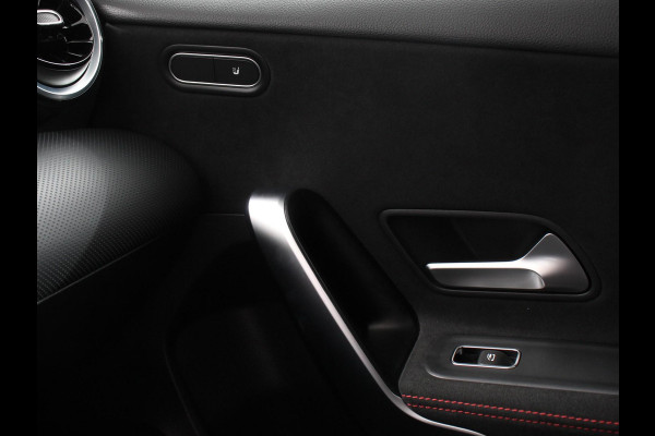 Mercedes-Benz A-Klasse 200 AMG Line Navigatie Climate Control Camera Virtual Cockpit Led Stoelverwarming Cruise control Parkeersensoren