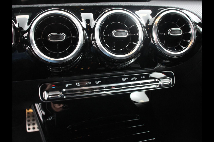 Mercedes-Benz A-Klasse 200 AMG Line Navigatie Climate Control Camera Virtual Cockpit Led Stoelverwarming Cruise control Parkeersensoren