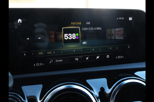 Mercedes-Benz A-Klasse 200 AMG Line Navigatie Climate Control Camera Virtual Cockpit Led Stoelverwarming Cruise control Parkeersensoren