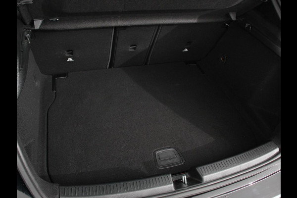 Mercedes-Benz A-Klasse 200 AMG Line Navigatie Climate Control Camera Virtual Cockpit Led Stoelverwarming Cruise control Parkeersensoren