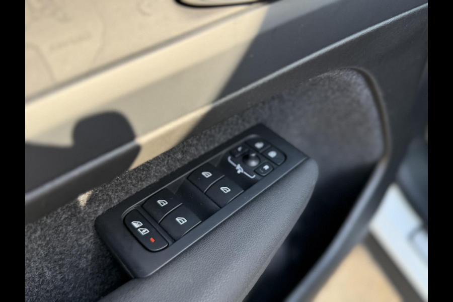 Volvo XC40 Recharge Core 70 kWh VAN: 32.900,- VOOR: 30.877,- UW WKVOORDEEL: 2.023,- | SOH 94% | VOLVO DEALER ONDERHOUDEN| ACHTERUITRIJCAMERA|