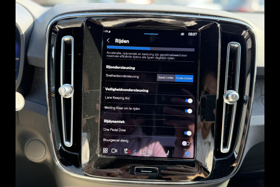 Volvo XC40 Recharge Core 70 kWh VAN: 32.900,- VOOR: 30.877,- UW WKVOORDEEL: 2.023,- | SOH 94% | VOLVO DEALER ONDERHOUDEN| ACHTERUITRIJCAMERA|