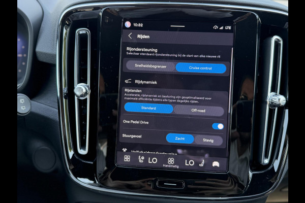 Volvo XC40 Recharge Core 70 kWh VAN: 32.900,- VOOR: 30.877,- UW WKVOORDEEL: 2.023,- | SOH 96% | VOLVO DEALER ONDERHOUDEN| ACHTERUITRIJCAMERA| WARMTEPOMP| STOEL + STUURVERWARMING