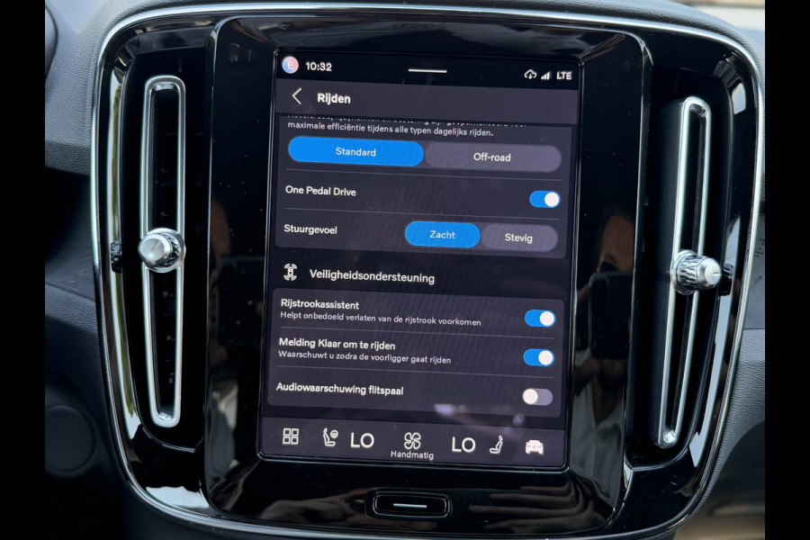 Volvo XC40 Recharge Core 70 kWh VAN: 32.900,- VOOR: 30.877,- UW WKVOORDEEL: 2.023,- | SOH 96% | VOLVO DEALER ONDERHOUDEN| ACHTERUITRIJCAMERA| WARMTEPOMP| STOEL + STUURVERWARMING