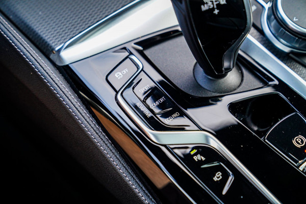 BMW 5 Serie M550i xDrive Business Edition Plus | Head up Display | Stoelverkoeling | Massage | Harman\/Kardon | 360 Camera