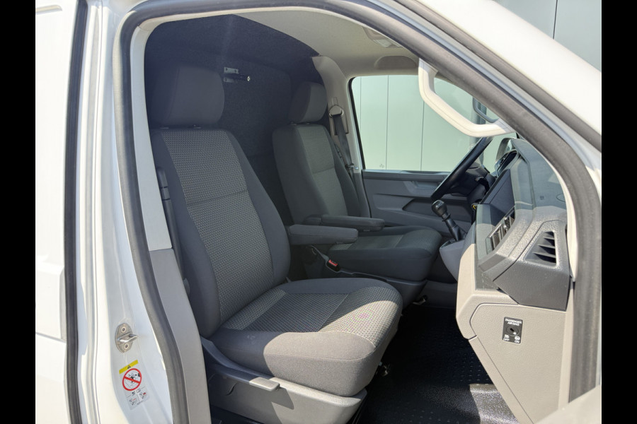 Volkswagen Transporter 2.0 TDI HIGHLINE / L2H1 / TREKHAAK / AIRCO / CRUISE / NAVI / CARPLAY / LMV