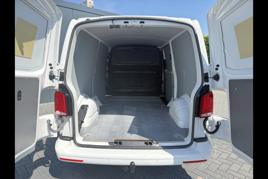 Volkswagen Transporter 2.0 TDI HIGHLINE / L2H1 / TREKHAAK / AIRCO / CRUISE / NAVI / CARPLAY / LMV