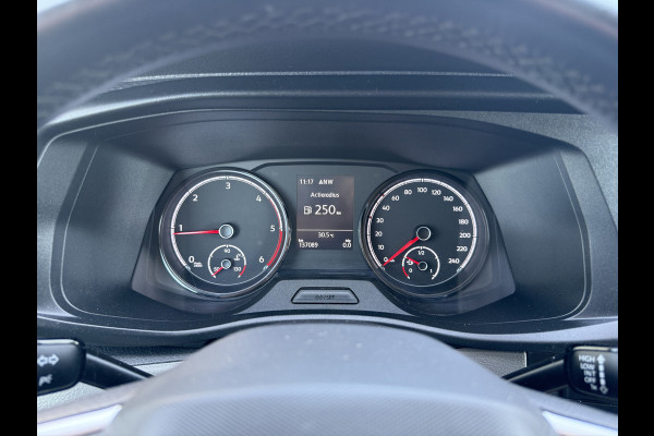 Volkswagen Transporter 2.0 TDI HIGHLINE / L2H1 / TREKHAAK / AIRCO / CRUISE / NAVI / CARPLAY / LMV