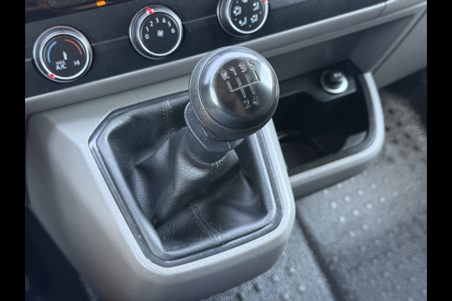 Volkswagen Transporter 2.0 TDI HIGHLINE / L2H1 / TREKHAAK / AIRCO / CRUISE / NAVI / CARPLAY / LMV