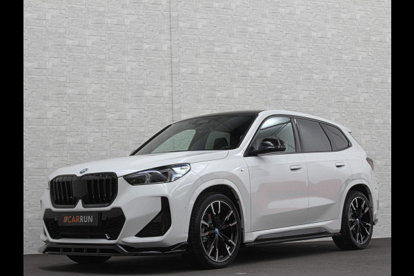 BMW iX1 30 313pk X-Drive M-Sport Performance | Adaptief Led | Sportstoelen | Keyless | Adaptieve Cruise en Struurwielverw. voorbereid | Antraciet Hemel | Carplay | Sfeerverlichting | 1200kg Trekgewicht | Camera | Bovag Garantie.