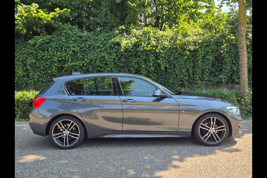 BMW 1-serie M Sport Edition Apple CarPlay LM Velgen Trekhaak LED NAP Black Panel dash 118i M Sport Edition