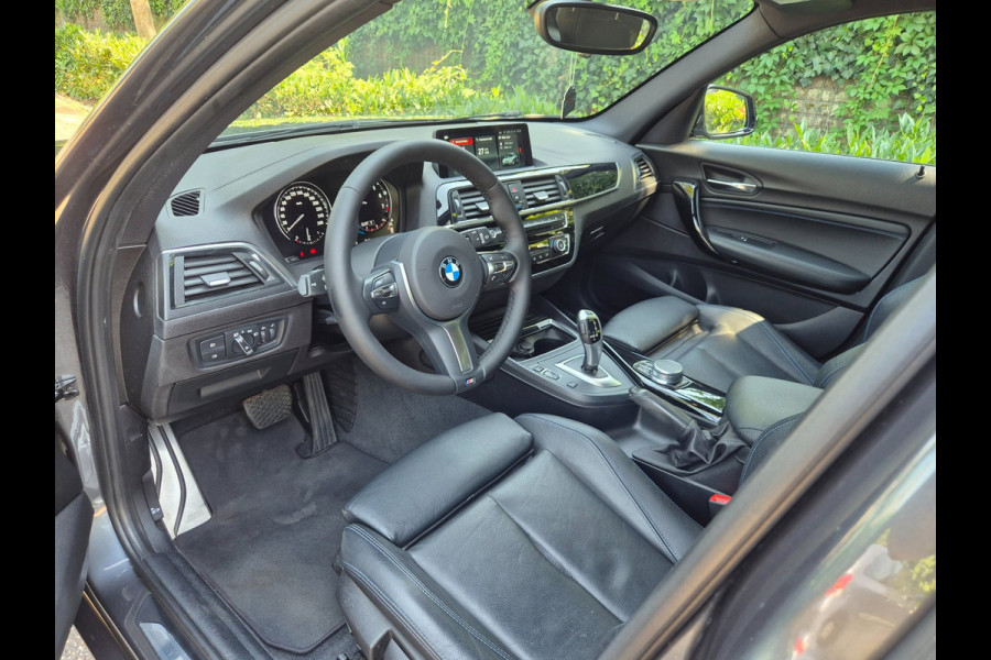 BMW 1-serie M Sport Edition Apple CarPlay LM Velgen Trekhaak LED NAP Black Panel dash 118i M Sport Edition