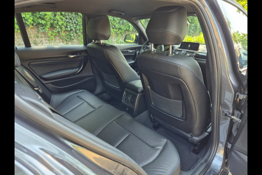 BMW 1-serie M Sport Edition Apple CarPlay LM Velgen Trekhaak LED NAP Black Panel dash 118i M Sport Edition