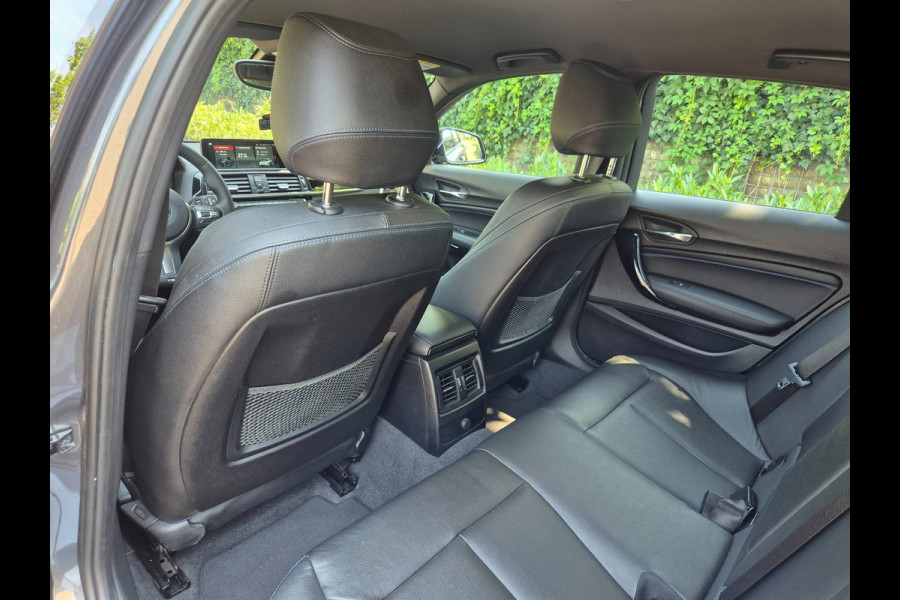 BMW 1-serie M Sport Edition Apple CarPlay LM Velgen Trekhaak LED NAP Black Panel dash 118i M Sport Edition