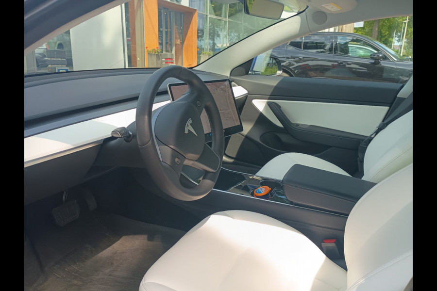 Tesla Model 3 Standard RWD Plus 60 kWh / SoH 87,5% / Trekhaak / Autopilot / Panoramadak / Camera / Premium Audio / 19'' / Leder