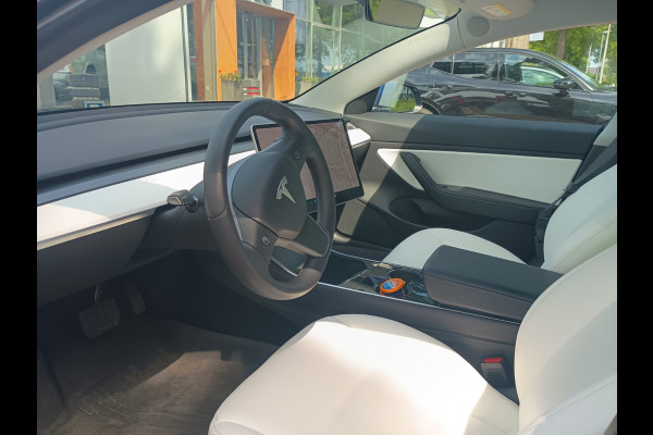 Tesla Model 3 Standard RWD Plus 60 kWh / SoH 87,5% / Trekhaak / Autopilot / Panoramadak / Camera / Premium Audio / 19'' / Leder
