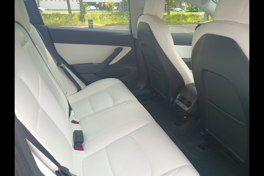 Tesla Model 3 Standard RWD Plus 60 kWh / SoH 87,5% / Trekhaak / Autopilot / Panoramadak / Camera / Premium Audio / 19'' / Leder