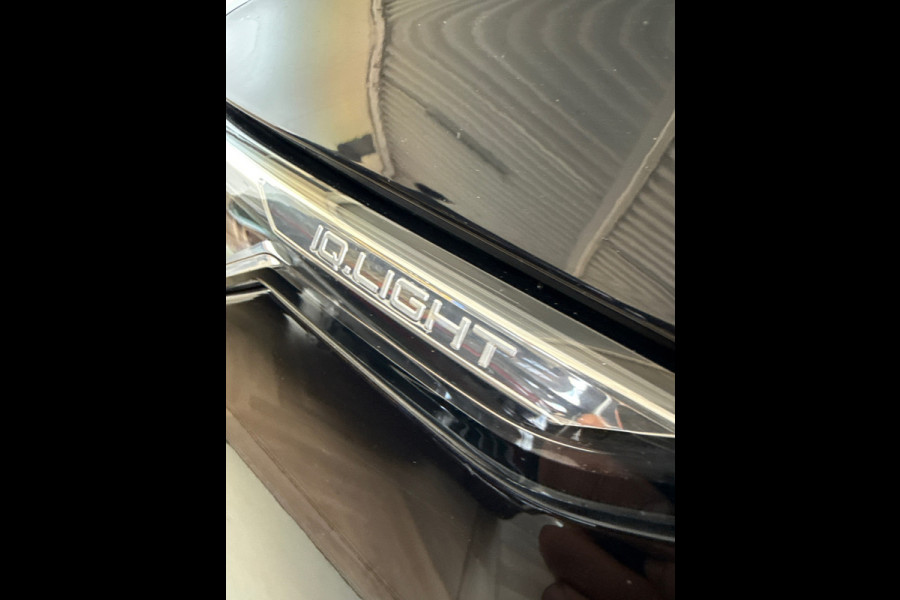 Volkswagen Golf 1.5 eTSI R-Line pano / IQ light