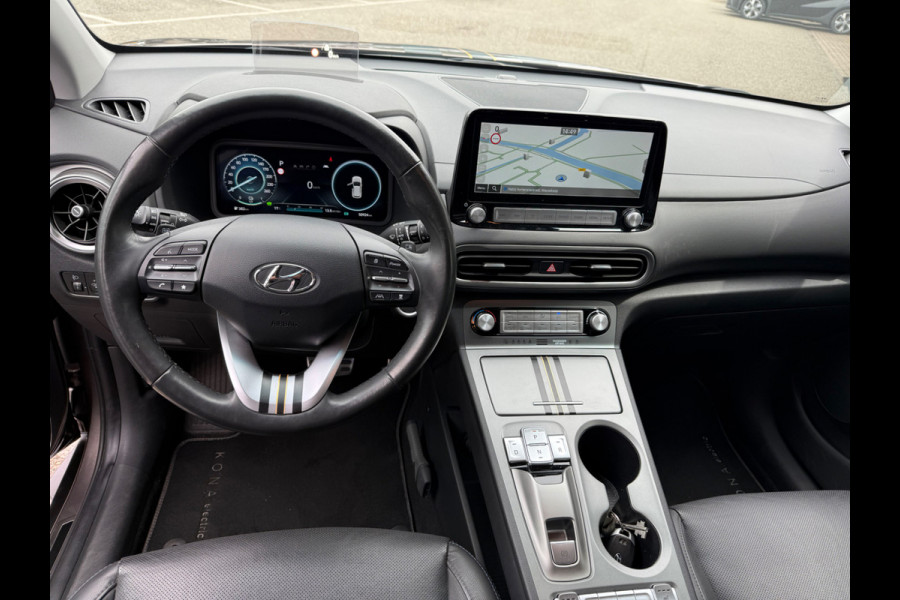 Hyundai Kona EV Premium 64 kWh / Trekhaak / Camera / Head-up / Leder / CarPlay / Keyless / 17'' / Stoelverwarming+Ventilatie / Stuurverwarming / Dodehoek / DAB / ACC