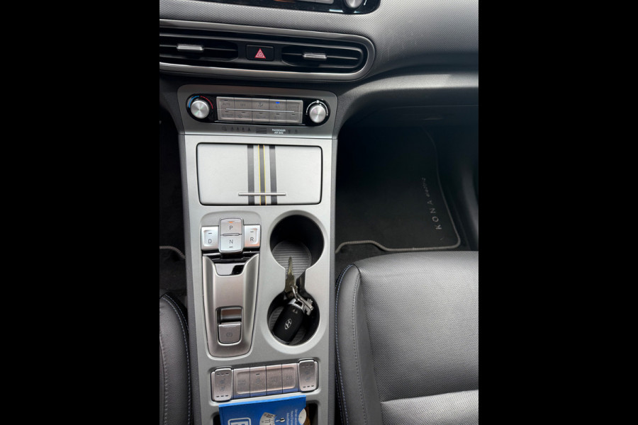 Hyundai Kona EV Premium 64 kWh / Trekhaak / Camera / Head-up / Leder / CarPlay / Keyless / 17'' / Stoelverwarming+Ventilatie / Stuurverwarming / Dodehoek / DAB / ACC