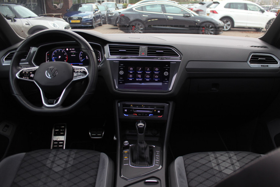 Volkswagen Tiguan Allspace 1.5 TSI R-Line Business+ 7p. / Trekhaak / Panoramadak / Camera / CarPlay / Keyless / 19'' / Mattrix LED / Stoelverwarming / DAB / ACC