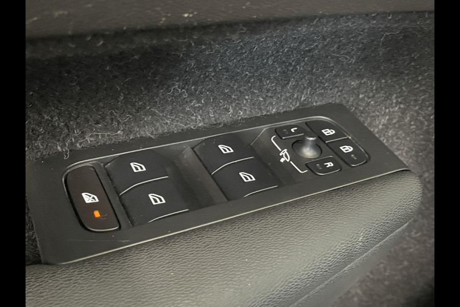 Volvo XC40 1.5 T5 Recharge Inscription Navigatie Apple Carplay Android Auto Camera Parkeersensoren Cruise Control Leder Full LED Stoel- en stuurverwarming Climate Control Lichtmetalen velgen