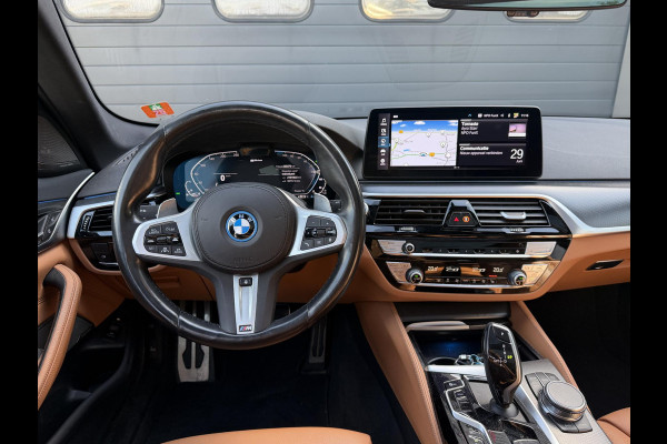 BMW 5 Serie Touring 530e M-Sport | Panoramadak | Camera | Head-Up Display | Elektrische Trekhaak | Elektrische Achterklep |