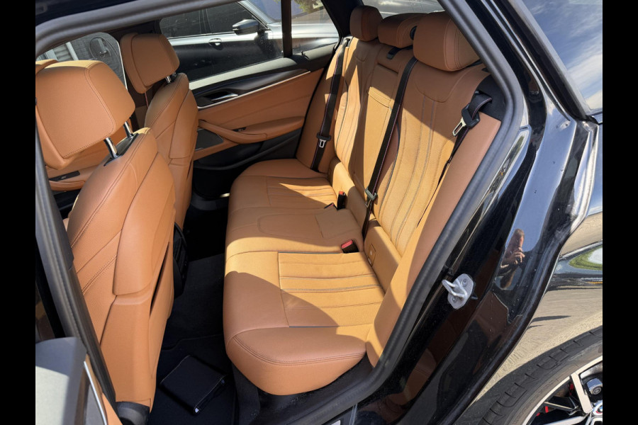 BMW 5 Serie Touring 530e M-Sport | Panoramadak | Camera | Head-Up Display | Elektrische Trekhaak | Elektrische Achterklep |