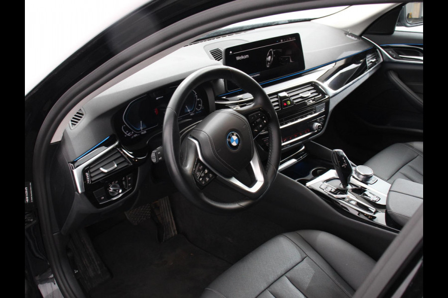 BMW 5 Serie Touring 530e Business PHEV AUTOMAAT Adaptieve cruise control LED Leder Navigatie Stoelverwarming Achteruitrijcamera Sfeerverlichting Lane assist Climate control Apple Carplay/ Android Auto