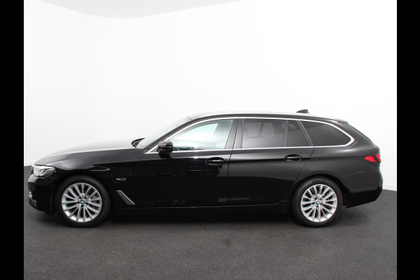 BMW 5 Serie Touring 530e Business PHEV AUTOMAAT Adaptieve cruise control LED Leder Navigatie Stoelverwarming Achteruitrijcamera Sfeerverlichting Lane assist Climate control Apple Carplay/ Android Auto