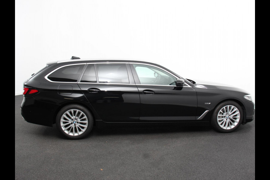 BMW 5 Serie Touring 530e Business PHEV AUTOMAAT Adaptieve cruise control LED Leder Navigatie Stoelverwarming Achteruitrijcamera Sfeerverlichting Lane assist Climate control Apple Carplay/ Android Auto