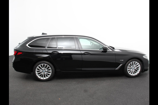 BMW 5 Serie Touring 530e Business PHEV AUTOMAAT Adaptieve cruise control LED Leder Navigatie Stoelverwarming Achteruitrijcamera Sfeerverlichting Lane assist Climate control Apple Carplay/ Android Auto