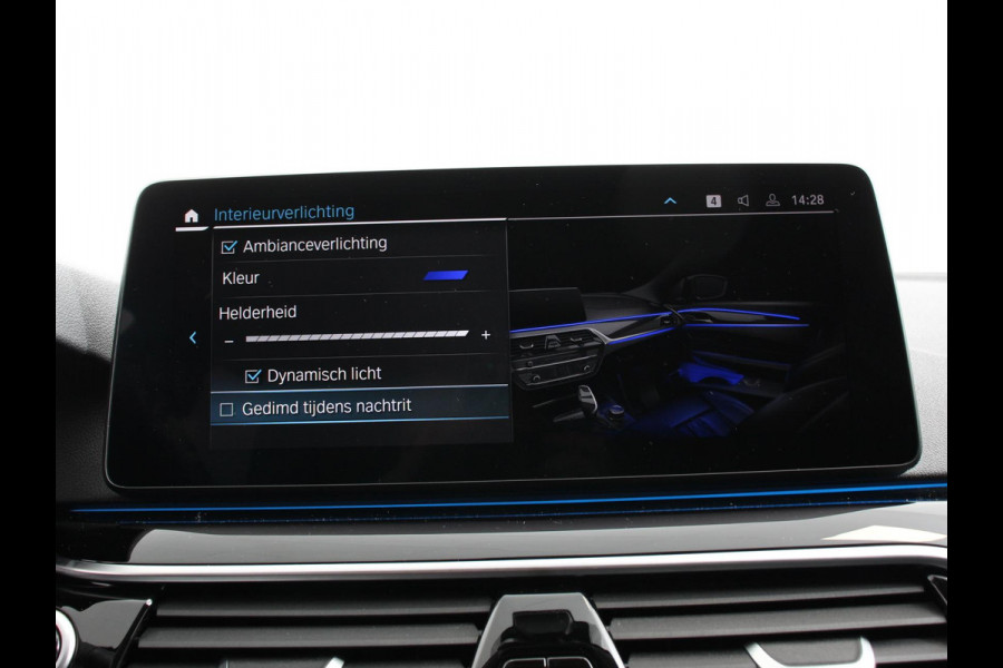 BMW 5 Serie Touring 530e Business PHEV AUTOMAAT Adaptieve cruise control LED Leder Navigatie Stoelverwarming Achteruitrijcamera Sfeerverlichting Lane assist Climate control Apple Carplay/ Android Auto