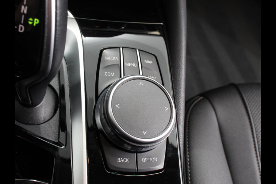 BMW 5 Serie Touring 530e Business PHEV AUTOMAAT Adaptieve cruise control LED Leder Navigatie Stoelverwarming Achteruitrijcamera Sfeerverlichting Lane assist Climate control Apple Carplay/ Android Auto