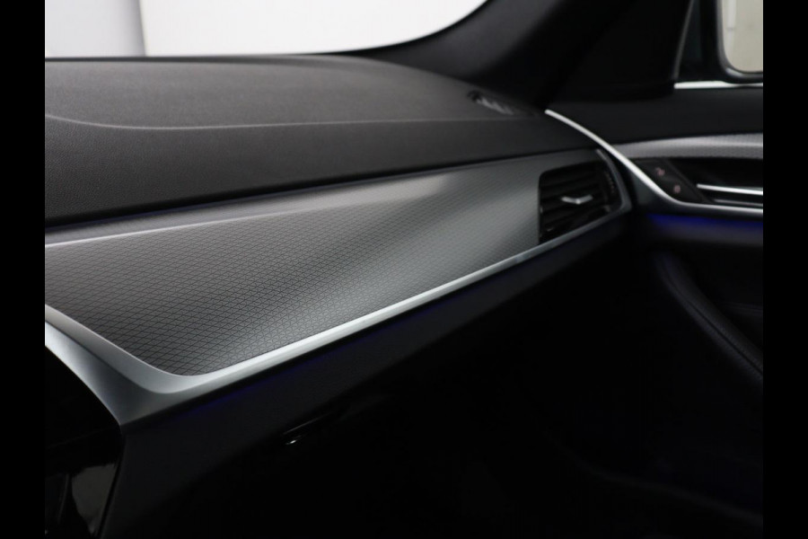 BMW 5 Serie 520i M Sport | Alcantara | Sfeerverlichting | Trekhaak | Navigatie Professional | Full LED | Sportstoelen | Parkeerhulp | Cruise control | Keyless start | Climate control | Bluetooth