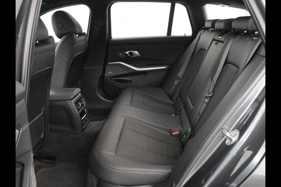BMW 3-serie 320i Executive Edition | Sport Line | Trekhaak | Harman/Kardon | Sfeerverlichting | Carplay | Half leder | Live Cockpit | Parkeerhulp | Navigatie | Climate control | Full LED | Bluetooth | Cruise control