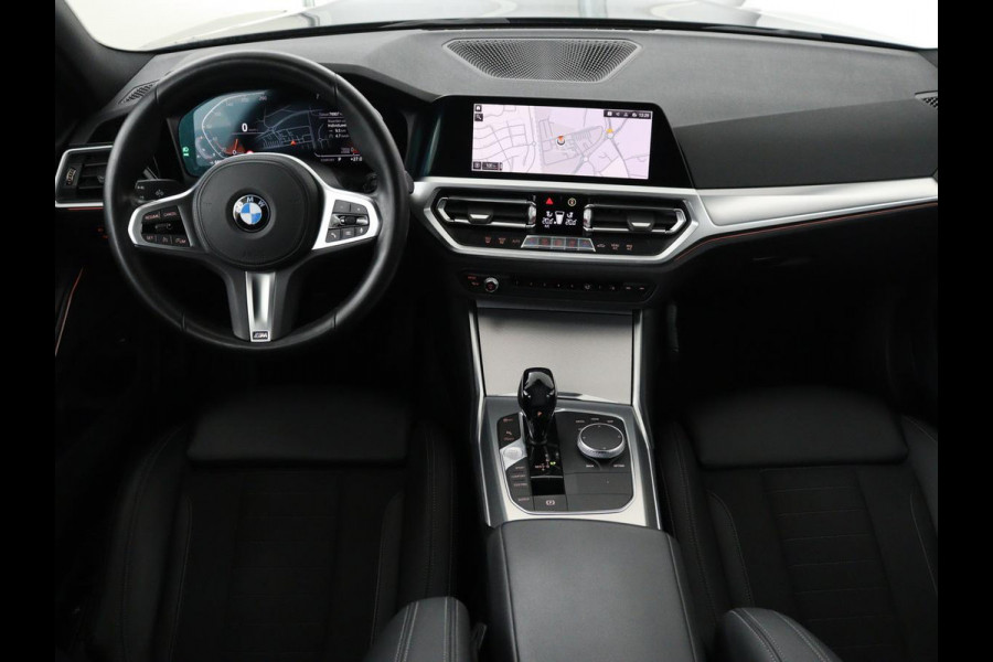 BMW 3-serie 320i Executive Edition | Sport Line | Trekhaak | Harman/Kardon | Sfeerverlichting | Carplay | Half leder | Live Cockpit | Parkeerhulp | Navigatie | Climate control | Full LED | Bluetooth | Cruise control