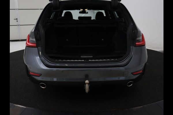 BMW 3-serie 320i Executive Edition | Sport Line | Trekhaak | Harman/Kardon | Sfeerverlichting | Carplay | Half leder | Live Cockpit | Parkeerhulp | Navigatie | Climate control | Full LED | Bluetooth | Cruise control