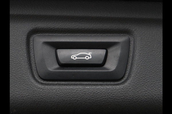 BMW 3-serie 320i Executive Edition | Sport Line | Trekhaak | Harman/Kardon | Sfeerverlichting | Carplay | Half leder | Live Cockpit | Parkeerhulp | Navigatie | Climate control | Full LED | Bluetooth | Cruise control