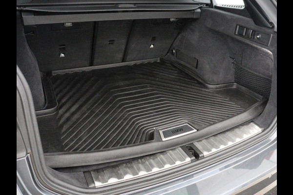 BMW 3-serie 320i Executive Edition | Sport Line | Trekhaak | Harman/Kardon | Sfeerverlichting | Carplay | Half leder | Live Cockpit | Parkeerhulp | Navigatie | Climate control | Full LED | Bluetooth | Cruise control