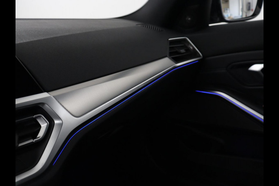 BMW 3-serie 320i Executive Edition | Sport Line | Trekhaak | Harman/Kardon | Sfeerverlichting | Carplay | Half leder | Live Cockpit | Parkeerhulp | Navigatie | Climate control | Full LED | Bluetooth | Cruise control