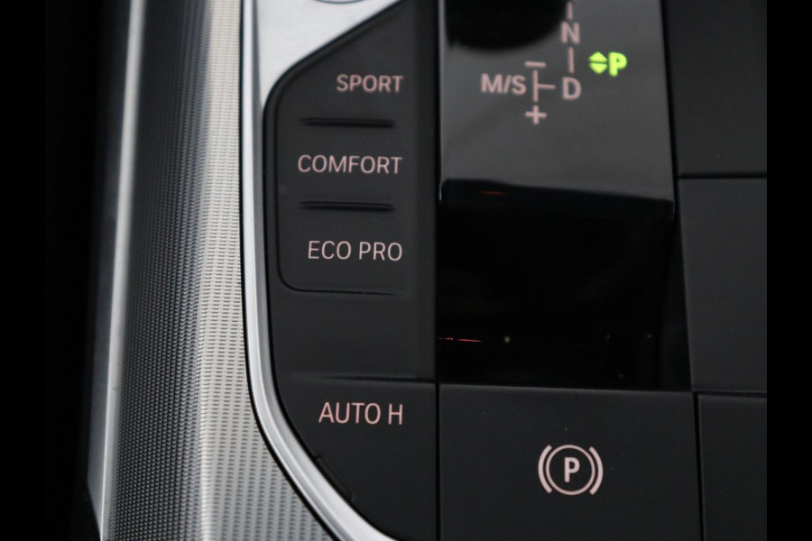 BMW 3-serie 320i Executive Edition | Sport Line | Trekhaak | Harman/Kardon | Sfeerverlichting | Carplay | Half leder | Live Cockpit | Parkeerhulp | Navigatie | Climate control | Full LED | Bluetooth | Cruise control