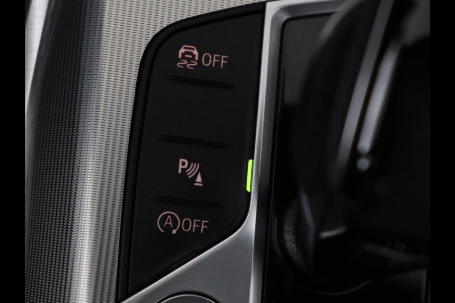 BMW 3-serie 320i Executive Edition | Sport Line | Trekhaak | Harman/Kardon | Sfeerverlichting | Carplay | Half leder | Live Cockpit | Parkeerhulp | Navigatie | Climate control | Full LED | Bluetooth | Cruise control