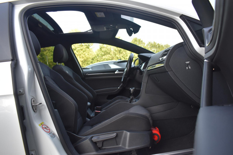 Volkswagen Golf 2.0 TSI 4Motion R Pano Akra Camera Dynaudio