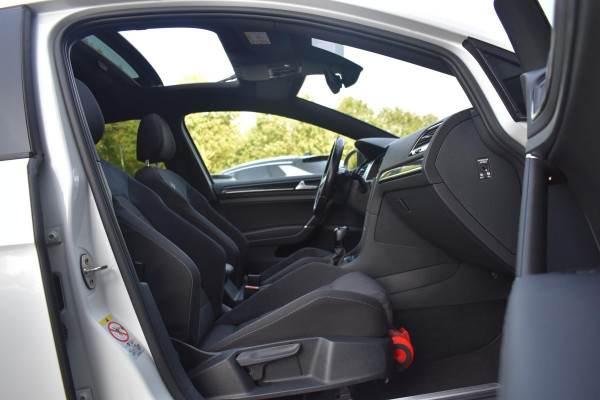 Volkswagen Golf 2.0 TSI 4Motion R Pano Akra Camera Dynaudio
