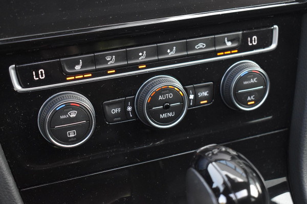 Volkswagen Golf 2.0 TSI 4Motion R Pano Akra Camera Dynaudio
