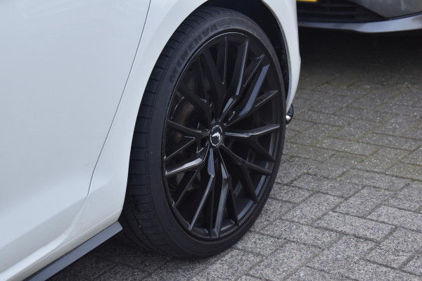 Volkswagen Golf 2.0 TSI 4Motion R Pano Akra Camera Dynaudio