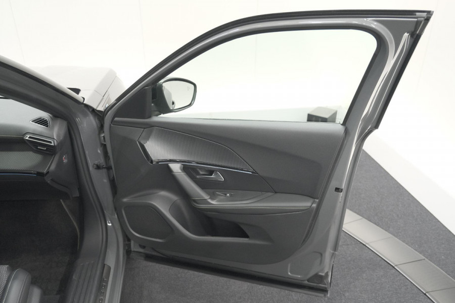 Peugeot e-2008 EV GT 50 kWh | 11 KW Laadfunctie | 360 Camera | Dodehoekdetectie | Apple Carplay | SOH=100%