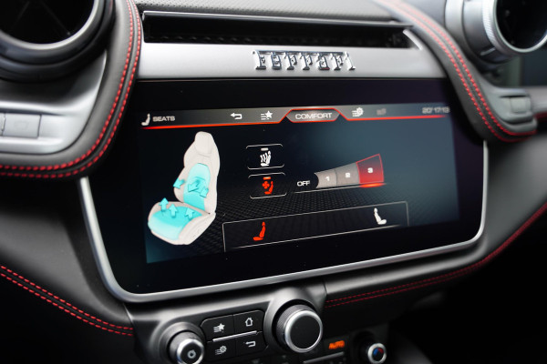 Ferrari GTC4 Lusso T 3.9 V8 / Atelier Car / Passenger Display