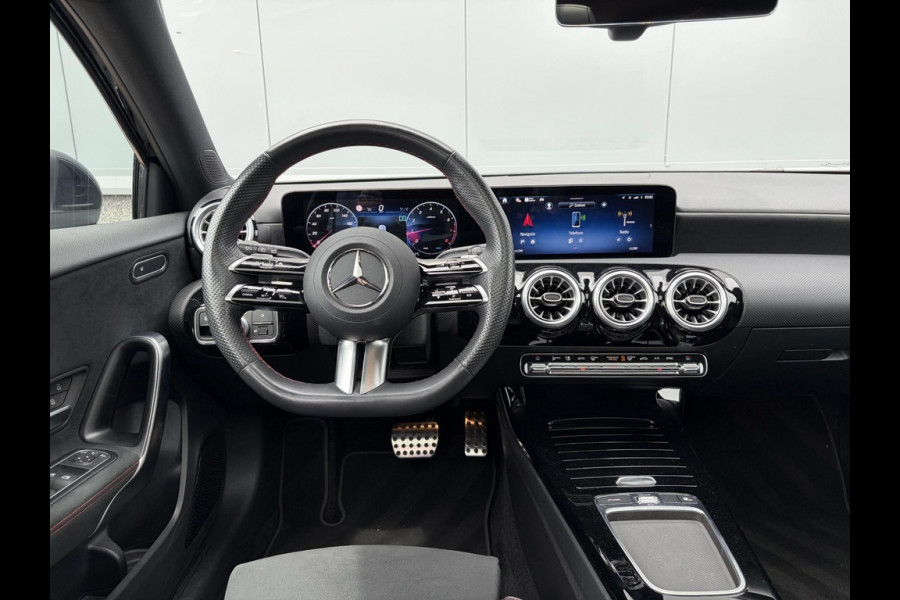 Mercedes-Benz A-Klasse 180 Star Edition AMG Line / Pano / Sfeer / Camera / LED
